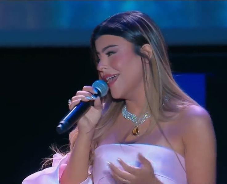 يسرا تُكرّم منة شلبي في ليلة من سحر السينما.. مهرجان الجونة يفتتح دورته الثامنة