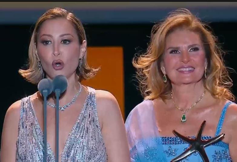 يسرا تُكرّم منة شلبي في ليلة من سحر السينما.. مهرجان الجونة يفتتح دورته الثامنة